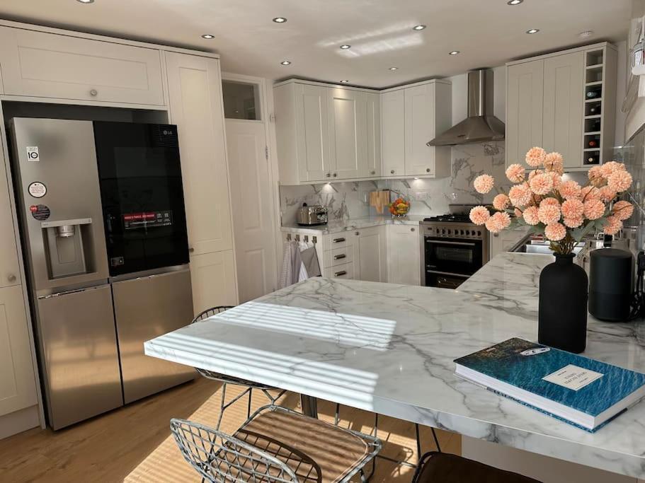 Stylish, Smart & Fun 4 Bed Home London Exterior photo