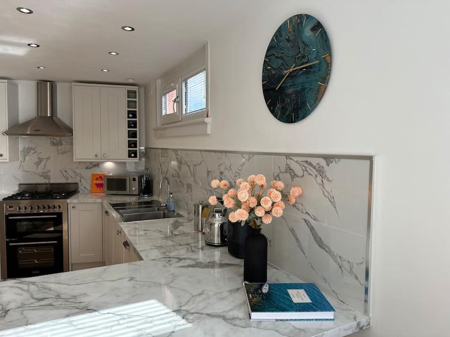 Stylish, Smart & Fun 4 Bed Home London Exterior photo